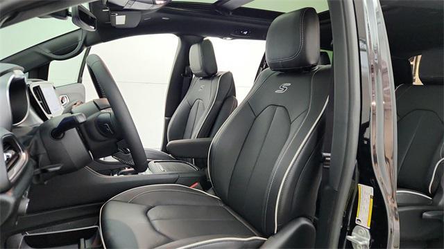 new 2025 Chrysler Pacifica Hybrid car, priced at $41,374