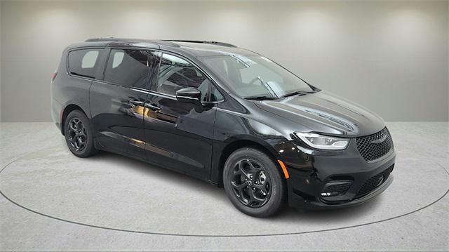 new 2025 Chrysler Pacifica Hybrid car, priced at $41,374