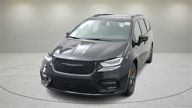 new 2025 Chrysler Pacifica Hybrid car, priced at $41,374