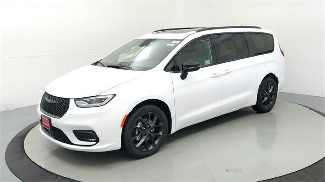new 2024 Chrysler Pacifica car, priced at $44,025