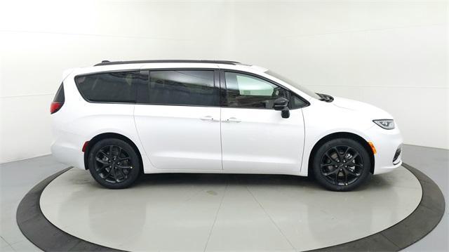 new 2024 Chrysler Pacifica car, priced at $44,025