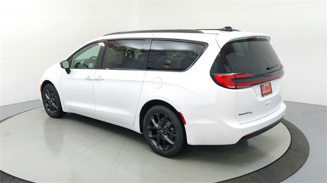 new 2024 Chrysler Pacifica car, priced at $44,025