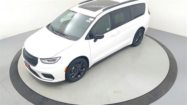 new 2024 Chrysler Pacifica car, priced at $44,025