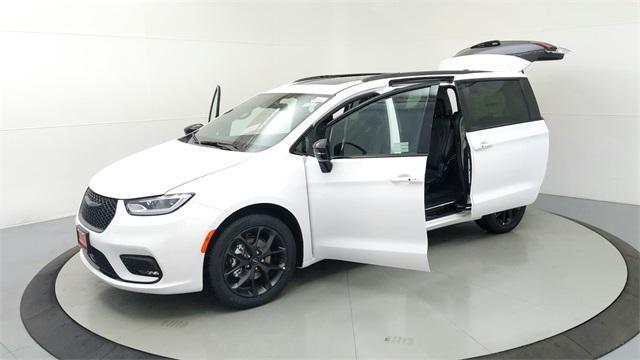 new 2024 Chrysler Pacifica car, priced at $44,025