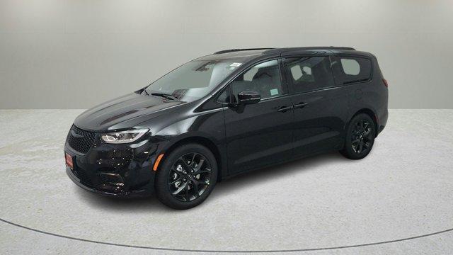 new 2024 Chrysler Pacifica car, priced at $44,025