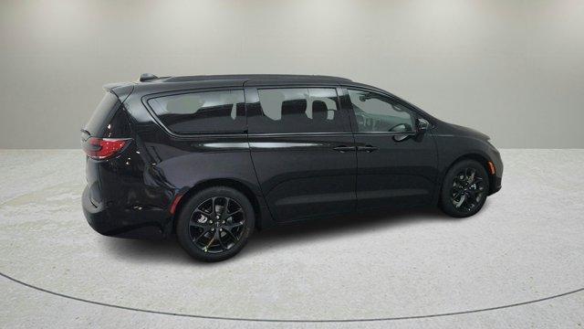 new 2024 Chrysler Pacifica car, priced at $44,025