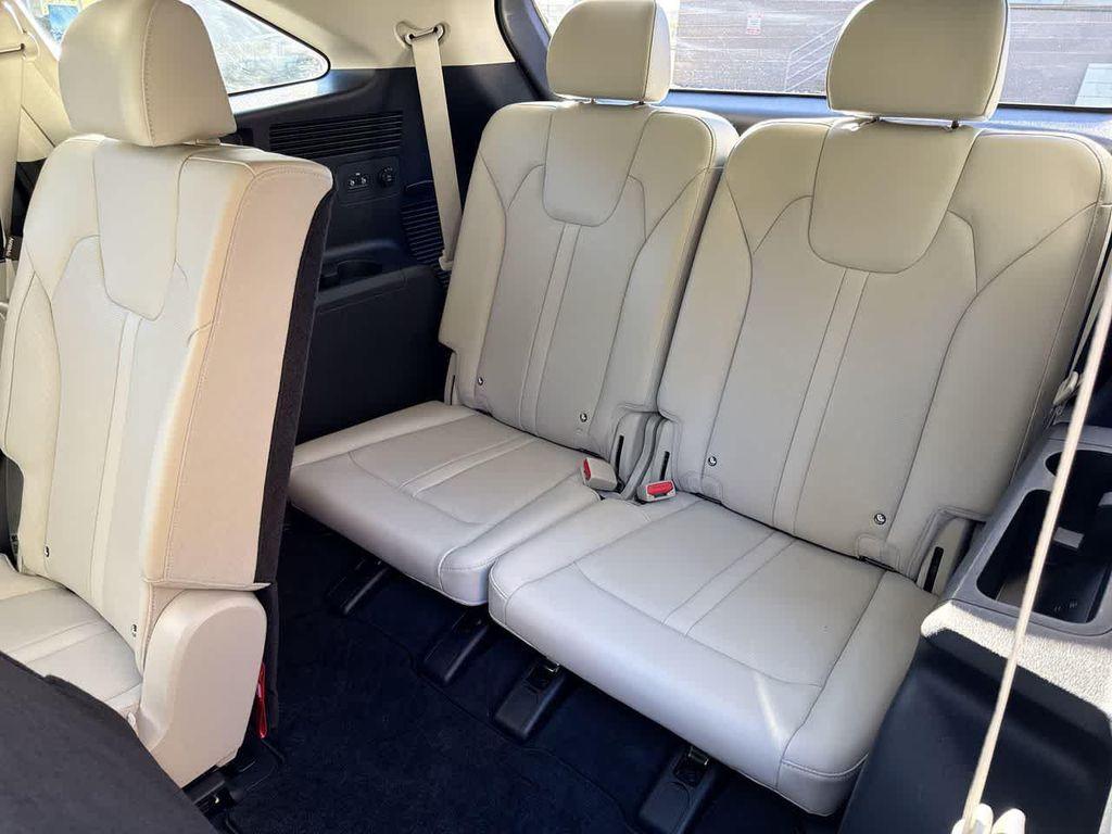 used 2025 Kia Sorento car, priced at $32,304