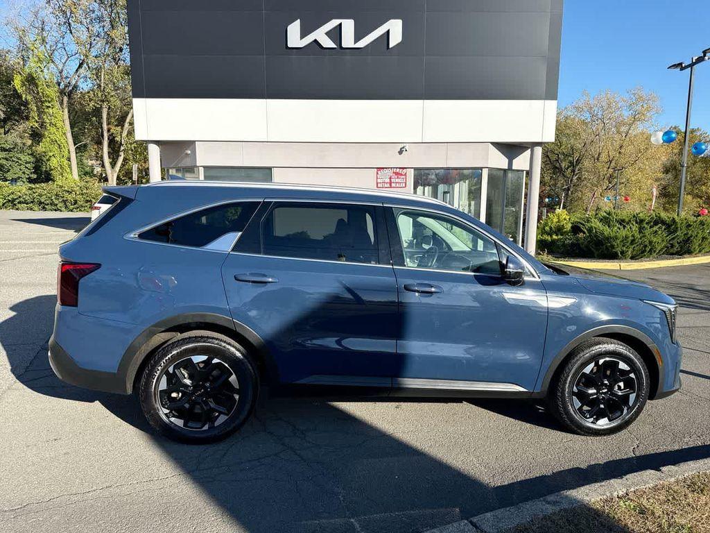 used 2025 Kia Sorento car, priced at $32,304
