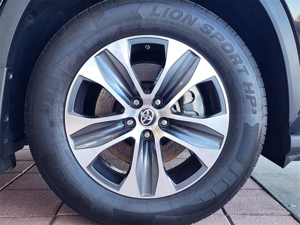 used 2022 Toyota Highlander car, priced at $29,994