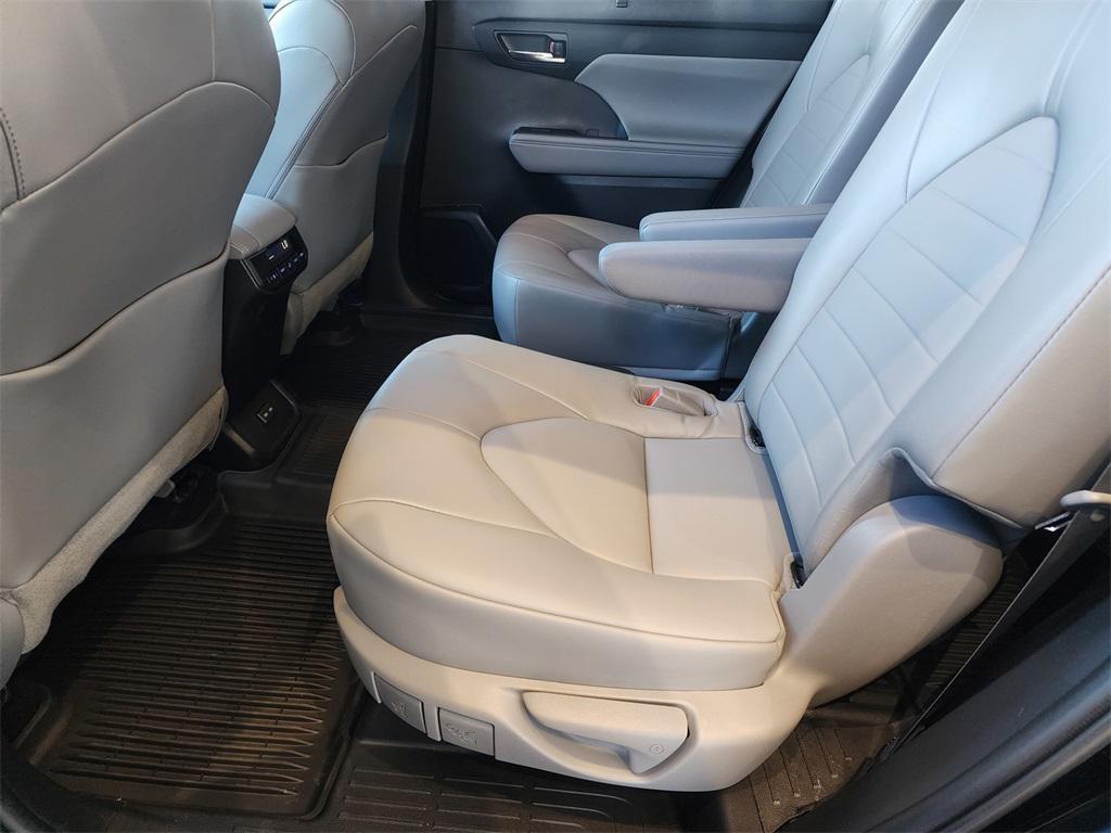 used 2022 Toyota Highlander car, priced at $29,994