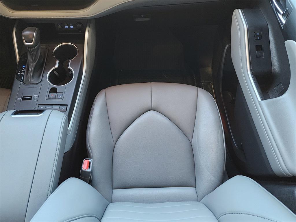 used 2022 Toyota Highlander car, priced at $29,994