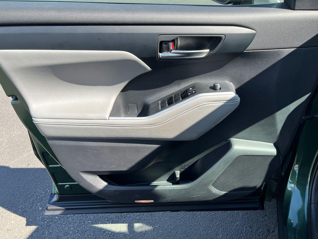 used 2023 Toyota Highlander car, priced at $33,350