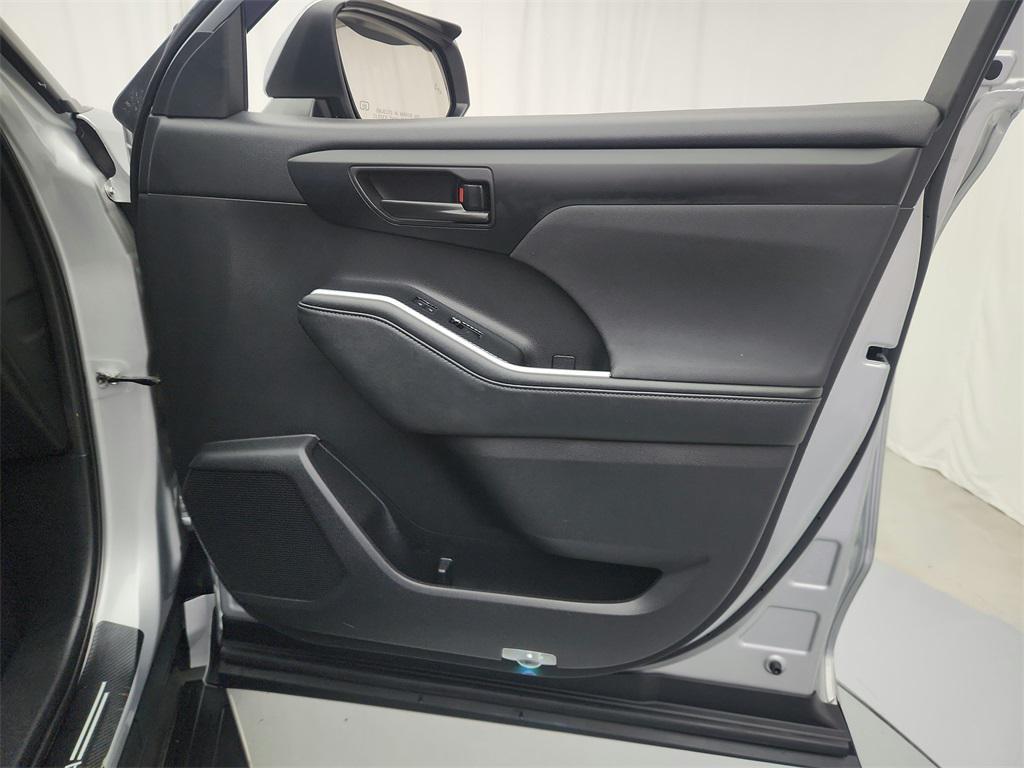 used 2021 Toyota Highlander car, priced at $24,995