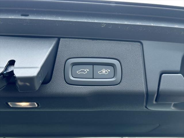 new 2025 Volvo XC60 car, priced at $60,460