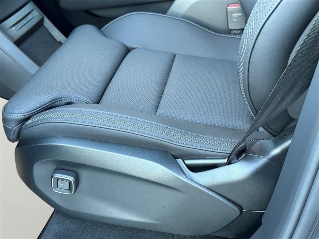 new 2025 Volvo EX90 car, priced at $92,250