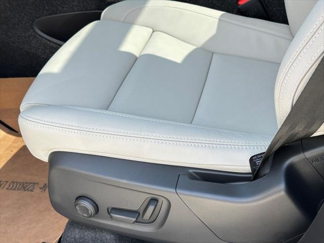 new 2025 Volvo XC40 car, priced at $50,565