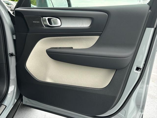 new 2025 Volvo XC40 car, priced at $51,565