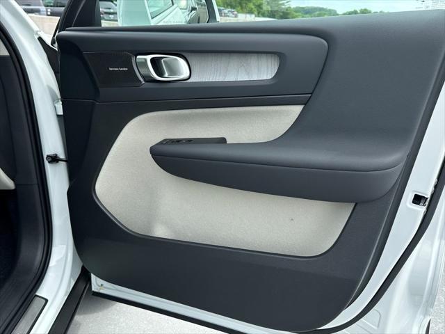 new 2025 Volvo XC40 car, priced at $50,565