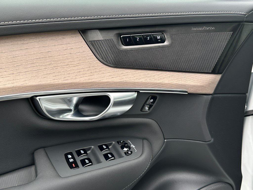 new 2025 Volvo XC90 Plug-In Hybrid car, priced at $76,895