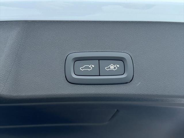 new 2025 Volvo XC40 car, priced at $51,015