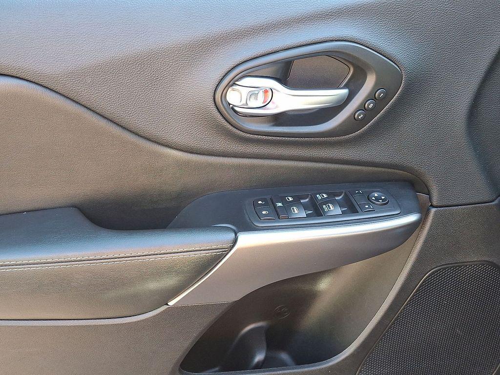 used 2020 Jeep Cherokee car, priced at $15,499