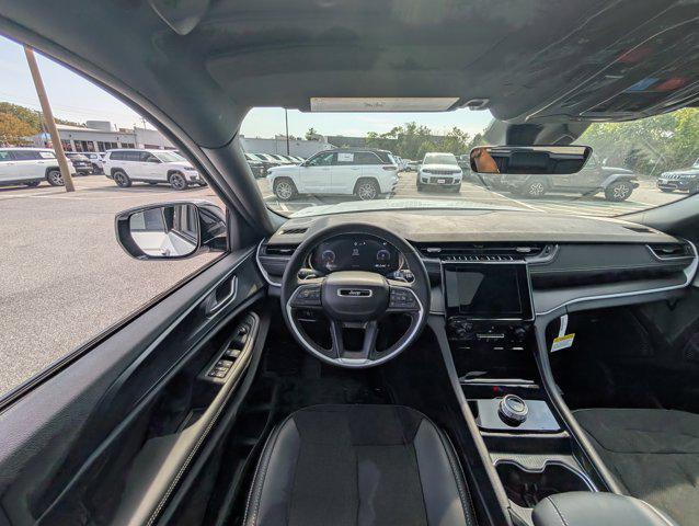 new 2025 Jeep Grand Cherokee car, priced at $38,797