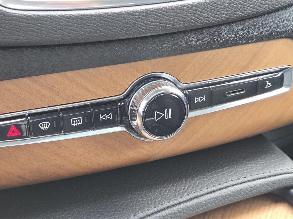 used 2022 Volvo XC90 car, priced at $33,500