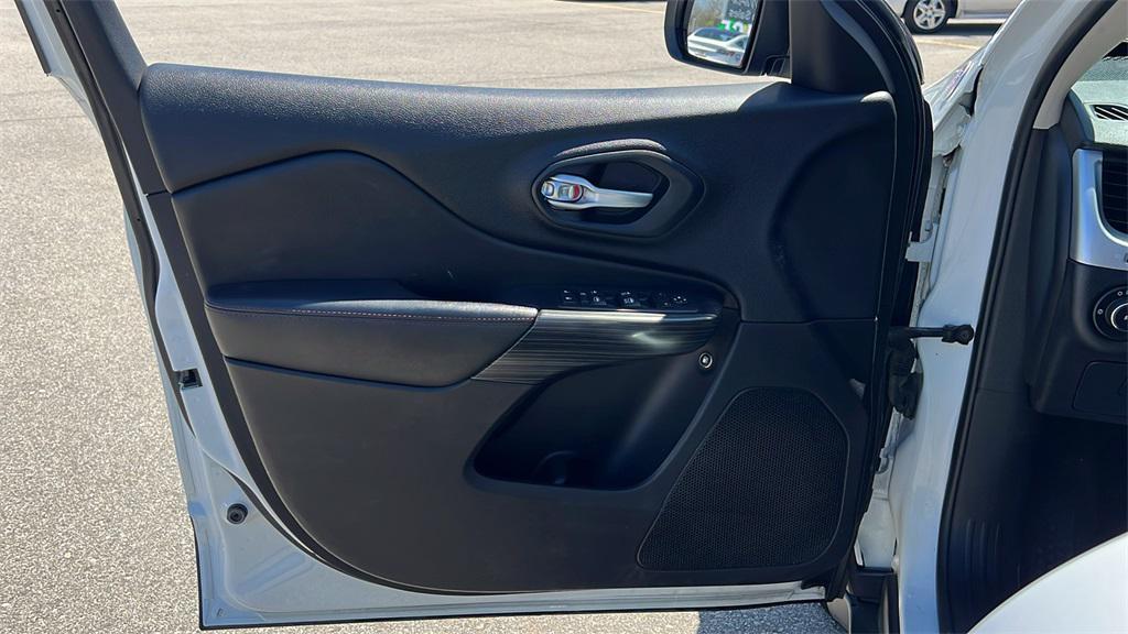 used 2016 Jeep Cherokee car, priced at $11,975