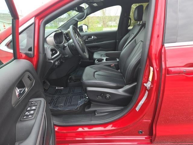 new 2025 Chrysler Pacifica car, priced at $43,601