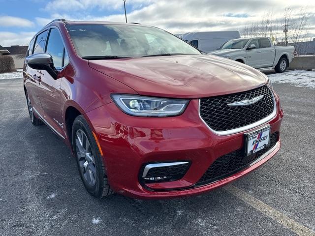 new 2025 Chrysler Pacifica Hybrid car, priced at $45,475