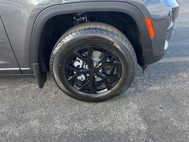new 2025 Jeep Grand Cherokee car, priced at $41,900