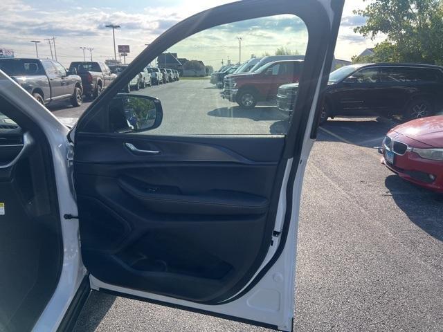 new 2025 Jeep Grand Cherokee car, priced at $40,135
