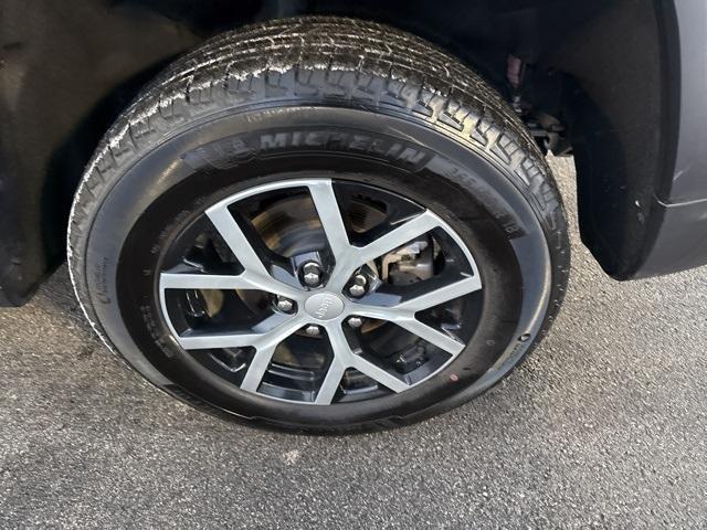 used 2024 Jeep Grand Cherokee car, priced at $35,970