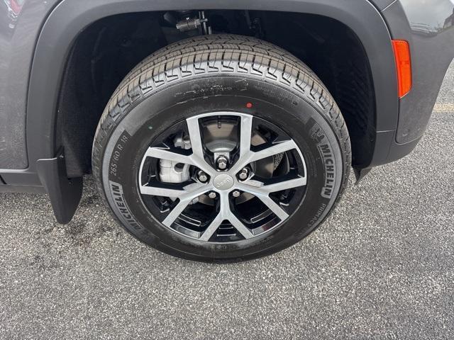 new 2025 Jeep Grand Cherokee car, priced at $47,605