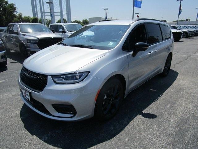 new 2024 Chrysler Pacifica car, priced at $40,890