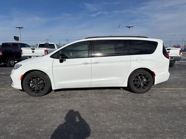 new 2024 Chrysler Pacifica car, priced at $40,095