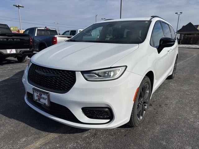 new 2024 Chrysler Pacifica car, priced at $40,095