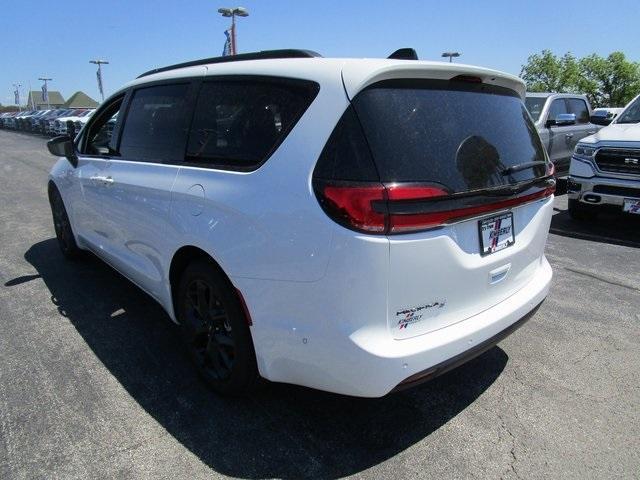 new 2024 Chrysler Pacifica car, priced at $39,995