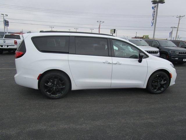 new 2024 Chrysler Pacifica car, priced at $39,595