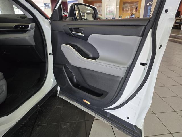 used 2021 Toyota Highlander car, priced at $29,995