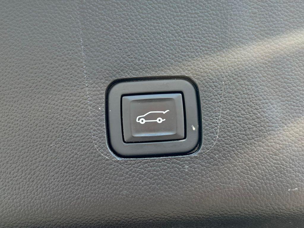 used 2021 Chevrolet Traverse car, priced at $25,604