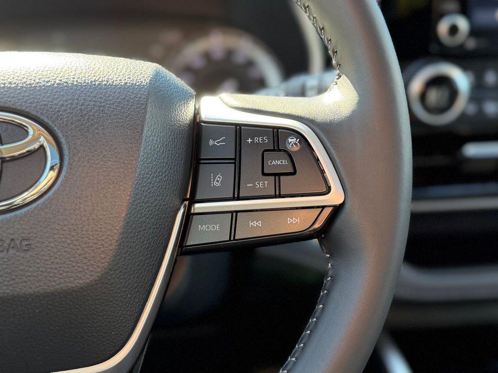 used 2022 Toyota Highlander car, priced at $29,676