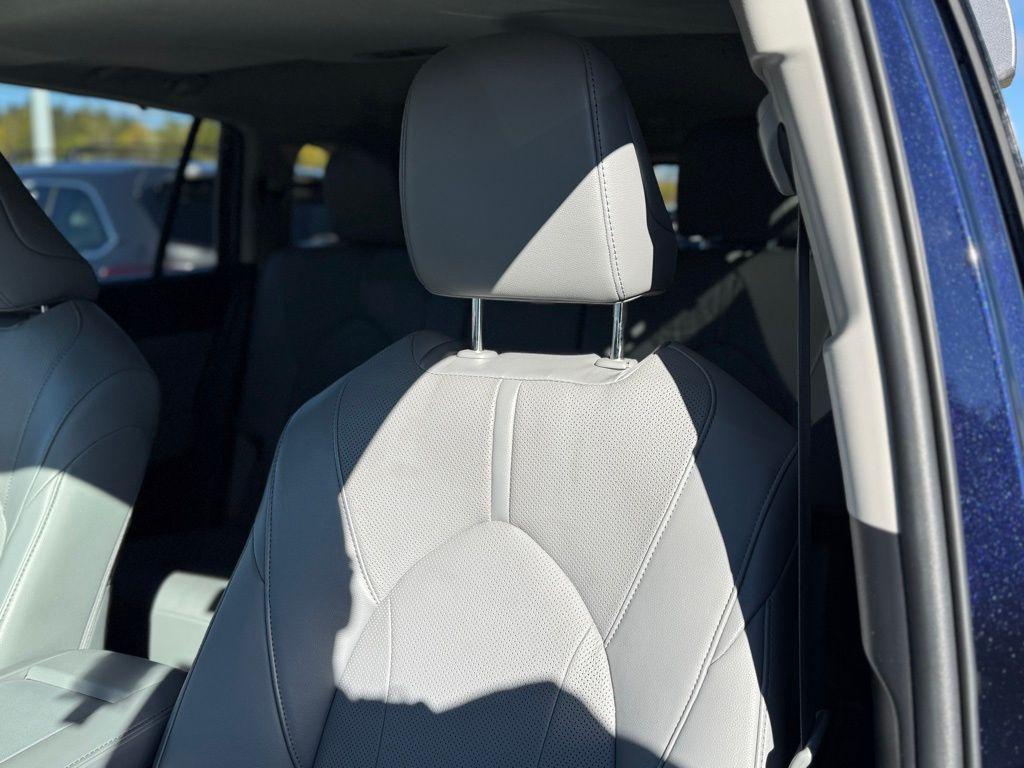 used 2023 Toyota Highlander car, priced at $33,323