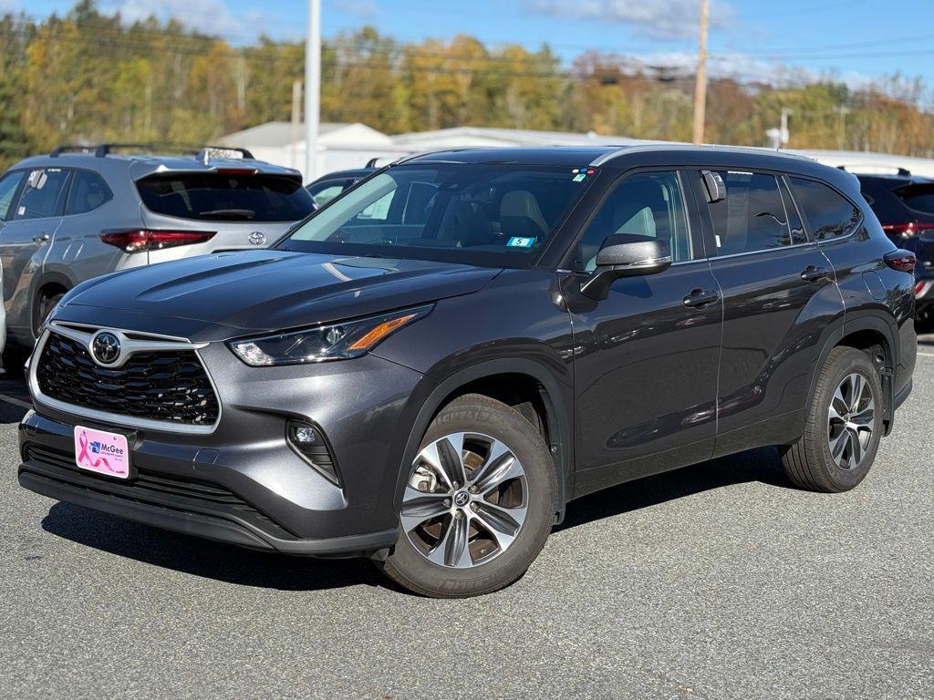 used 2025 Toyota Highlander car, priced at $43,933