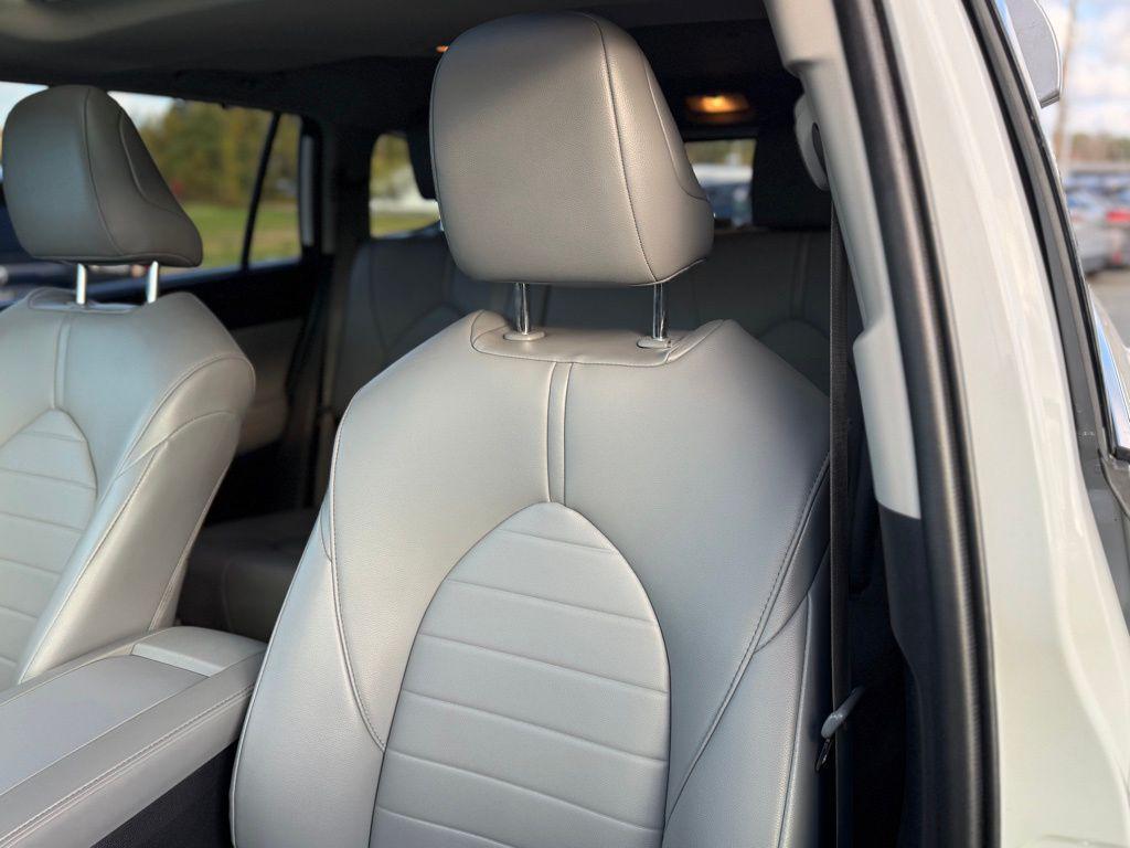 used 2021 Toyota Highlander car, priced at $30,833