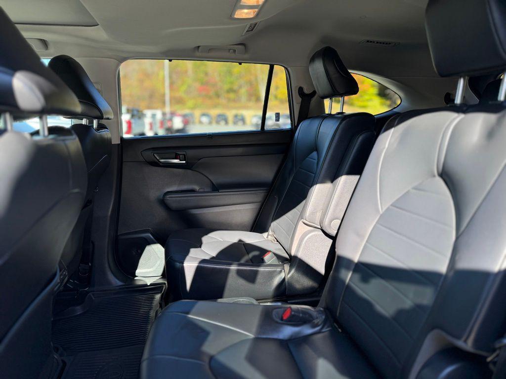 used 2021 Toyota Highlander Hybrid car, priced at $28,289
