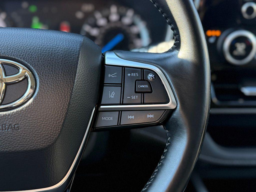 used 2021 Toyota Highlander Hybrid car, priced at $28,289