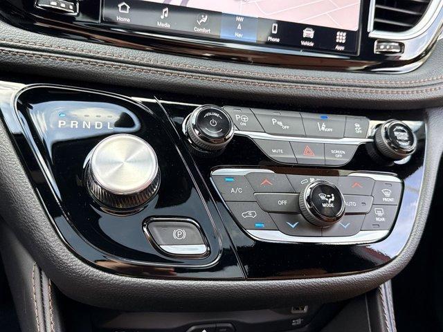 new 2025 Chrysler Pacifica Hybrid car, priced at $48,536