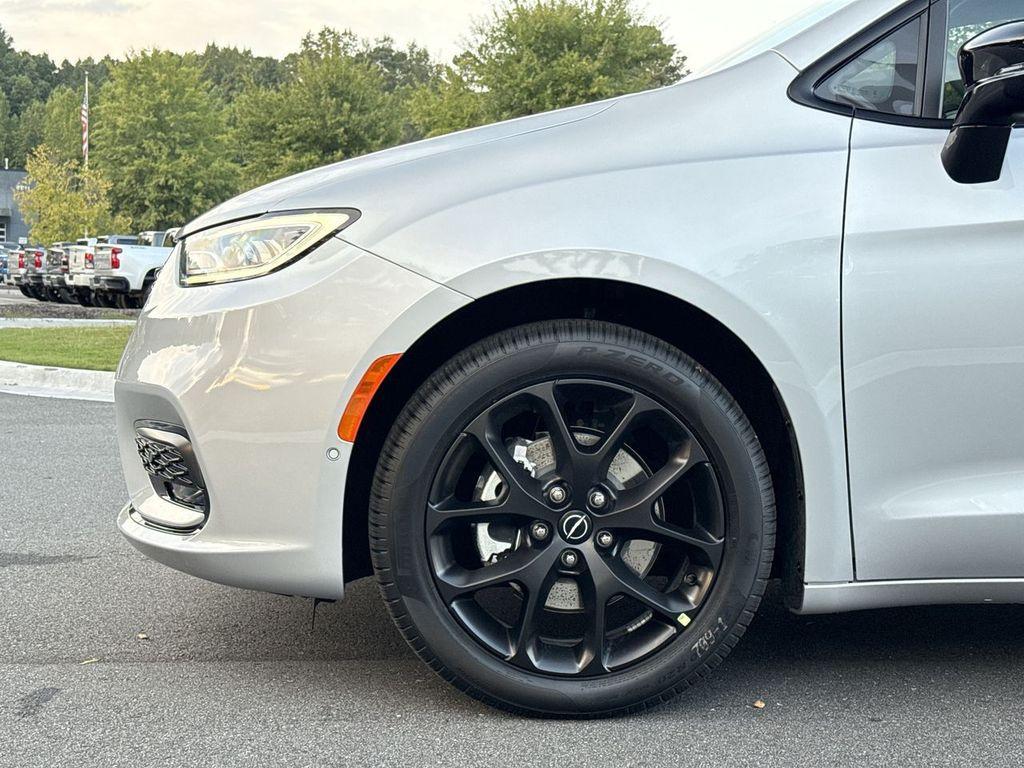 new 2026 Chrysler Pacifica car, priced at $42,474
