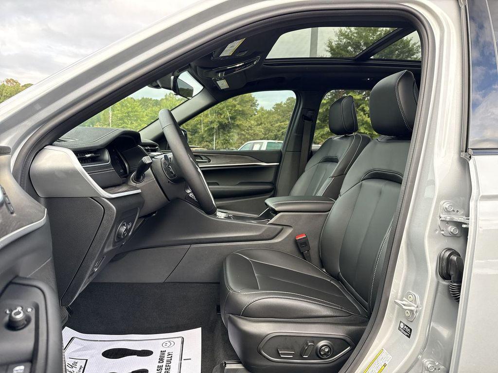 new 2025 Jeep Grand Cherokee car, priced at $45,583